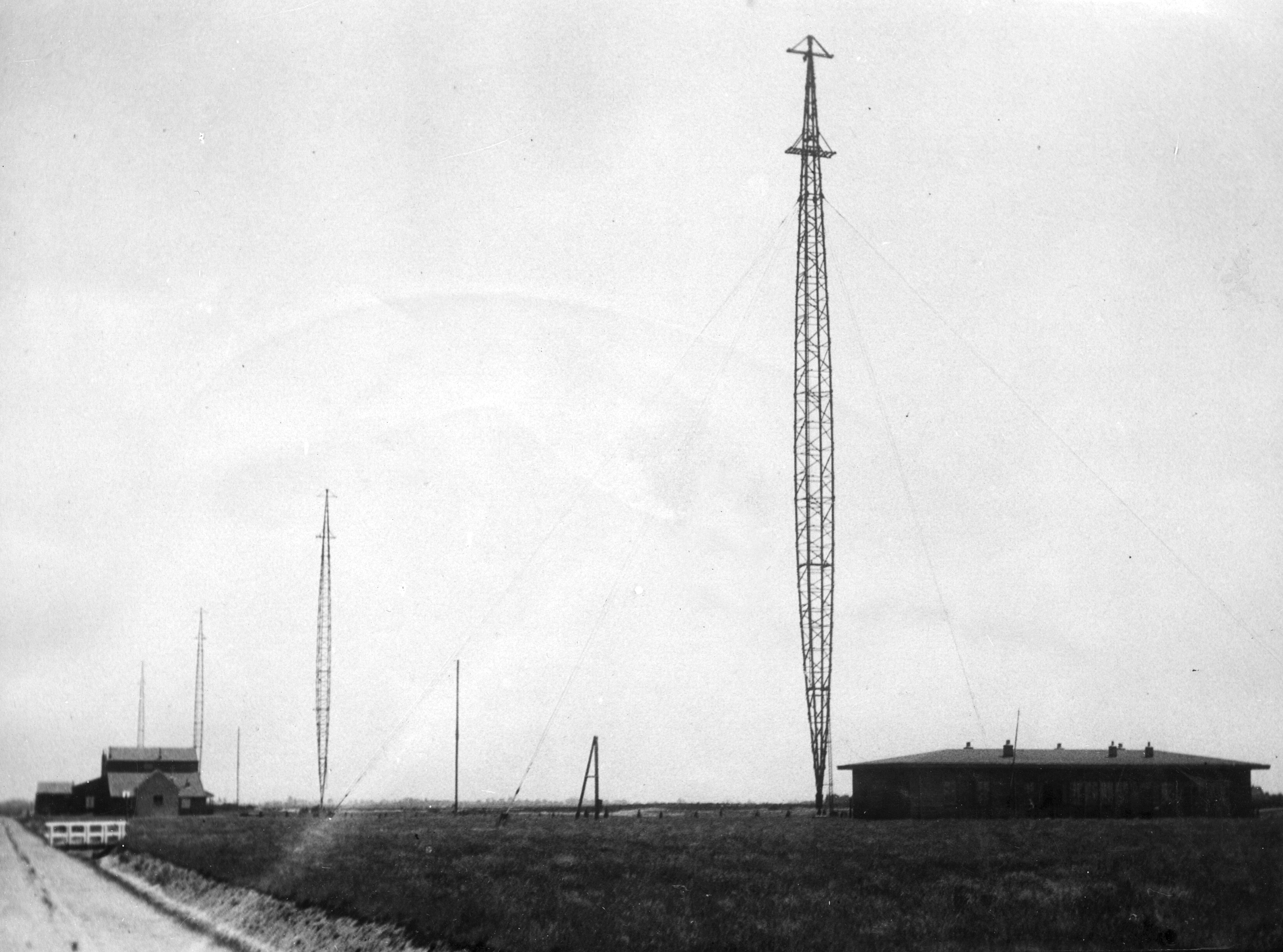 <span class='captionassign1'><i class='bi bi-plus-circle' ></i></span><br><strong>Reception station Sambeek</strong><br>Overview masts